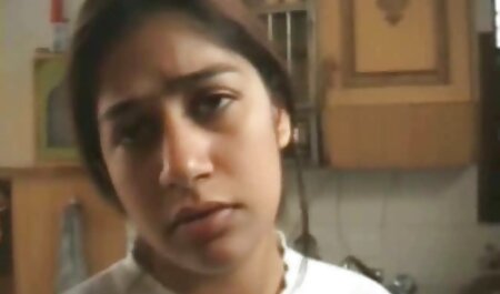 バスルームで厚いバイブレーターで自分自身をねじ込む若い雌犬 女性 専用 えっち 動画