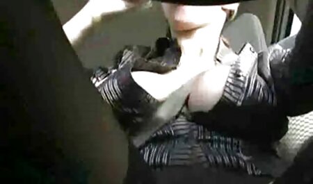 彼の腕に入れ墨でセクシーなブルネットをねじ込む若い男 女性 専用 無料 アダルト サイト